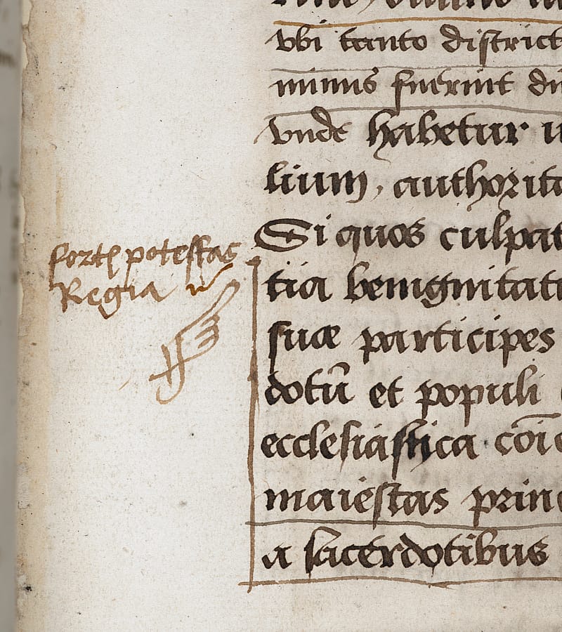 Detail of page from an old document with black text. A hand-drawn manicule with sleeve is pointing towards a passage. Next to it there is a hand-written note. The passage has also been highlighted with a hand-drawn bracket.